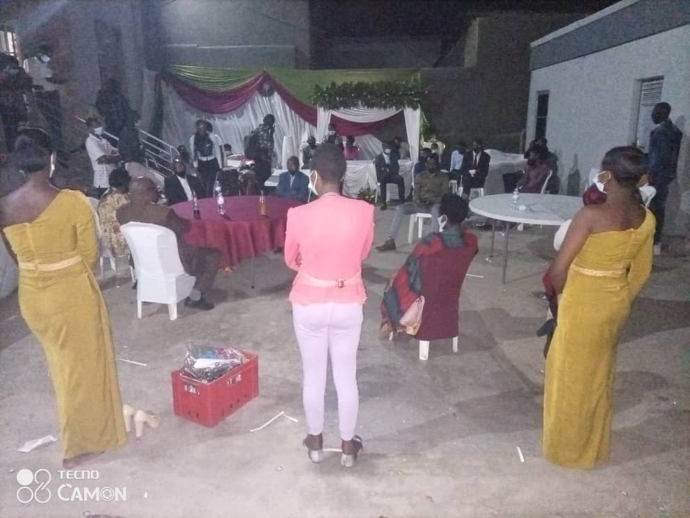 Abafatiwe mu birori byo kwiyakira bari baherekeje abageni bari bavuye gusezerana mu Murenge