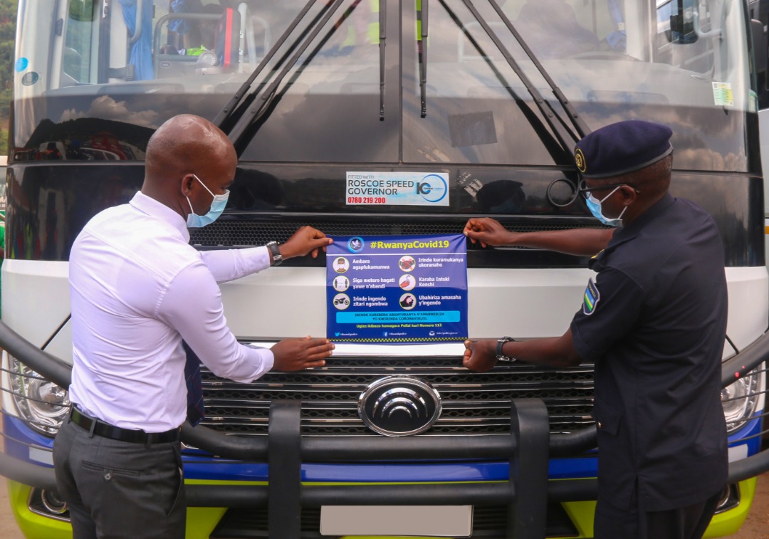 Umuvugizi wa Polisi, CP John Bosco Kabera, ubwo yatangizaga ubukangurambaga yise #RwanyaCovid19 buzajya bukorerwa ahantu hahurira abantu benshi nko muri gare zitegerwamo imodoka n’amasoko hagamijwe kurushaho guhwitura no kwibutsa abantu uburyo bwo kwirinda Coronavirus