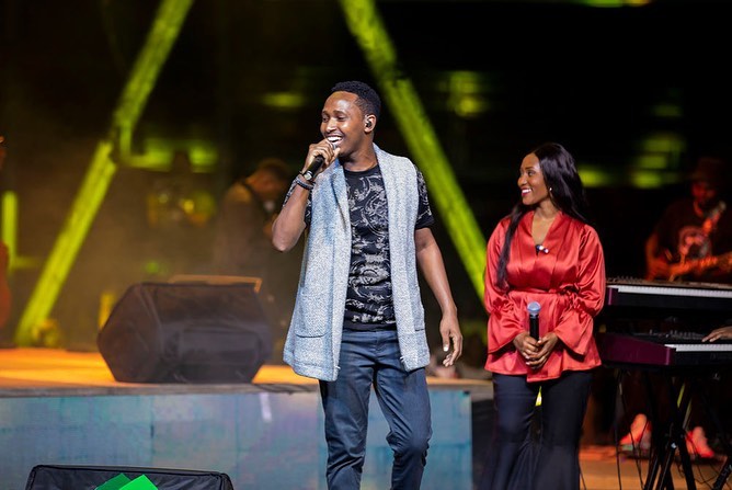 Peace Hoziyana yari asanzwe ari mu bakobwa bafasha Israel Mbonyi ku rubyiniro