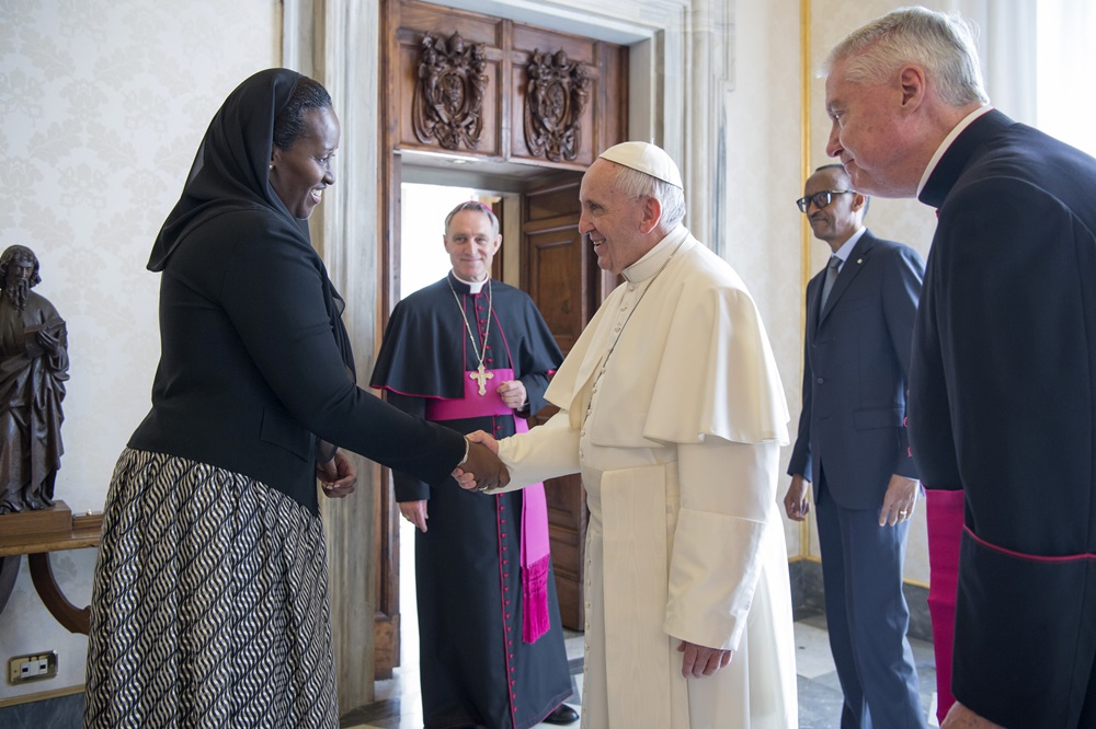 Papa Francis asuhuzanya na Madamu Jeannette Kagame
