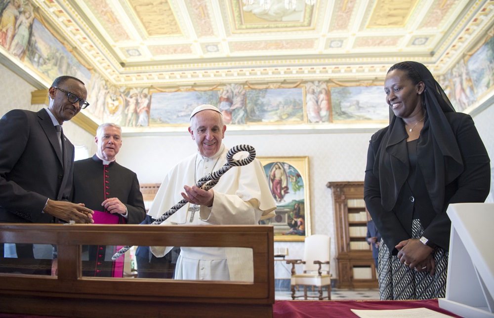 Papa Francis akimara gushyikirizwa iyi nkoni yahise agaragaza akanyamuneza mu maso