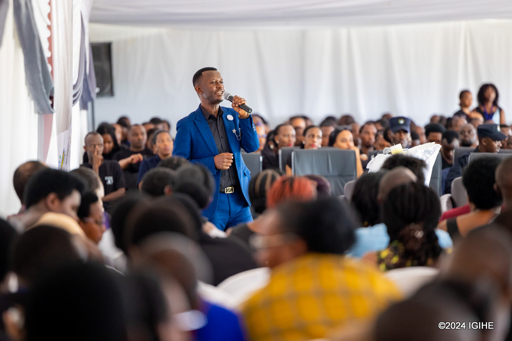 Munyanshoza Dieudone ni we waririmbiye abitabiriye igikorwa cyo kwibuka abahoze ari abakozi Air Rwanda na Regie des Aeroports cyateguwe n'ibigo bikorera mu Kibuga cy'Indege Mpuzamahanga cya Kigali