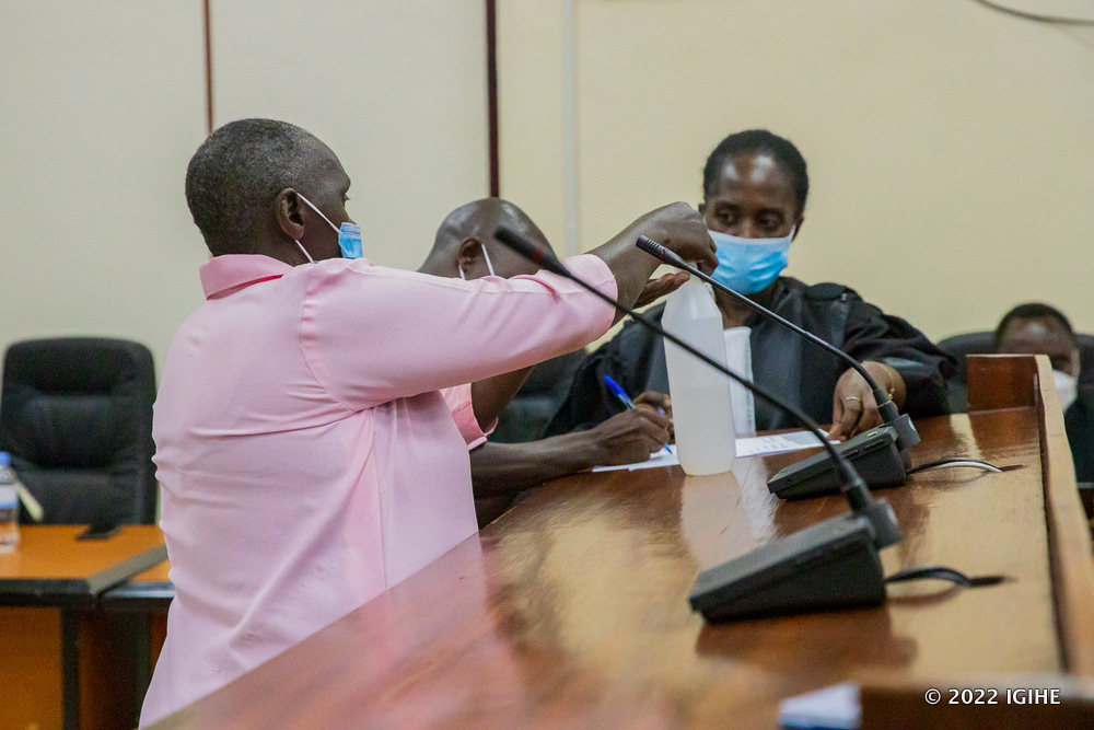 Mukandutiye Angelina akaraba 'hand sanitizer' mbere yo gusinya ku nyandiko igaragaza ko yitabiriye iburanisha