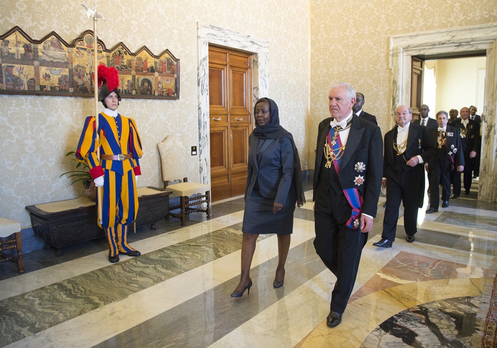Minisitiri w’Ububanyi n’Amahanga w’u Rwanda, Louise Mushikiwabo n'abandi bayobozi ubwo bageraga i Vatican
