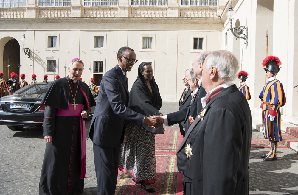 Perezida Kagame na Madamu basuhuzanya n'ababakiriye bakigera i Vatican