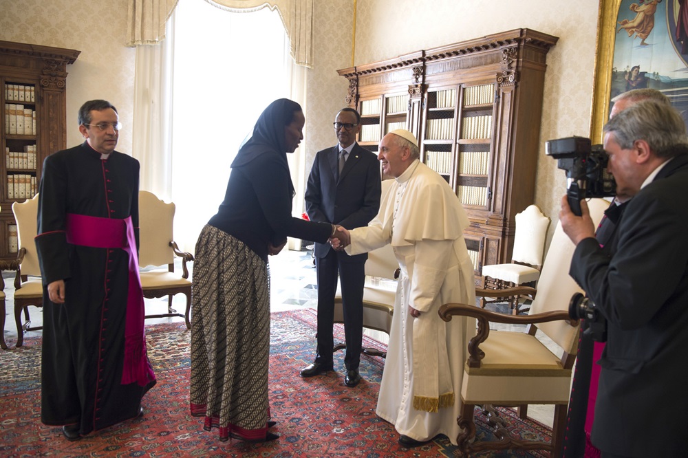 Papa Francis aramukanya na Madamu Jeannette Kagame amuha ikaze i Vatican