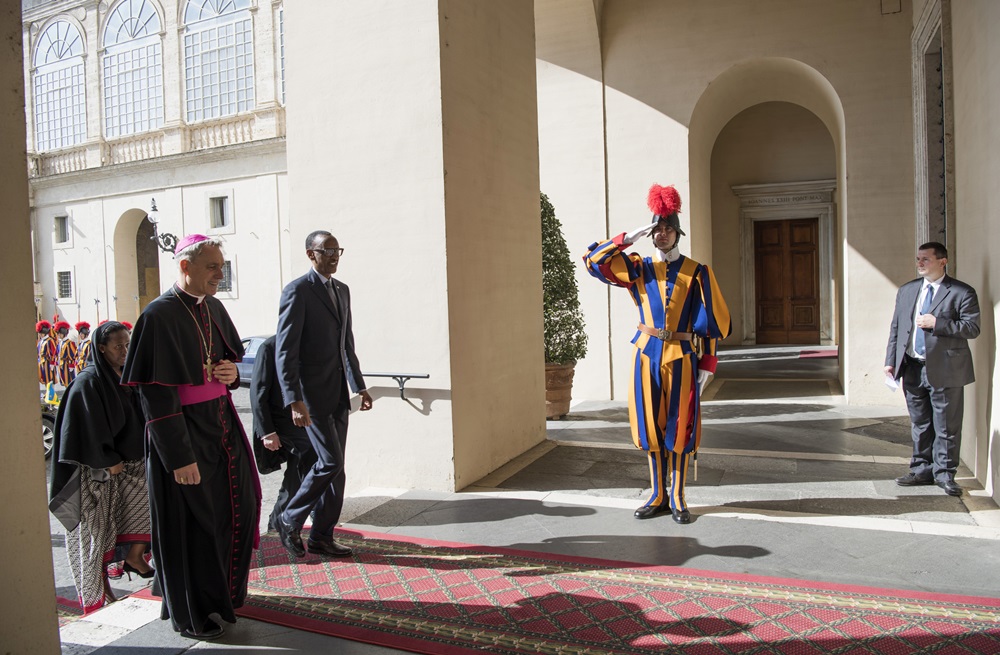 Perezida Kagame yakiriwe mu cyubahiro gikwiriye Umukuru w'Igihugu