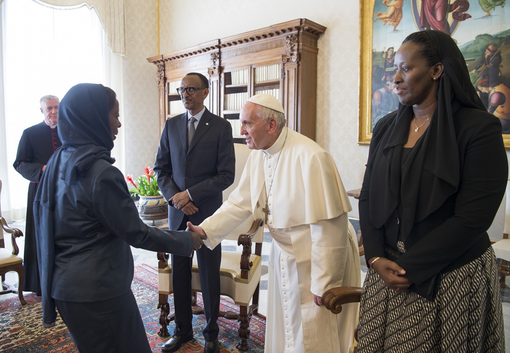 Papa Francis aramukanya na Minisitiri w’Ububanyi n’Amahanga w’u Rwanda, Louise Mushikiwabo