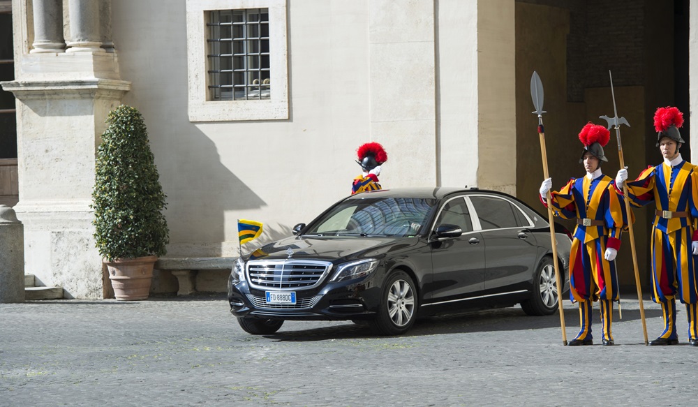 Perezida Kagame yageze i Vatican ari mu modoka yo mu bwoko bwa Mercedes Maybach S600