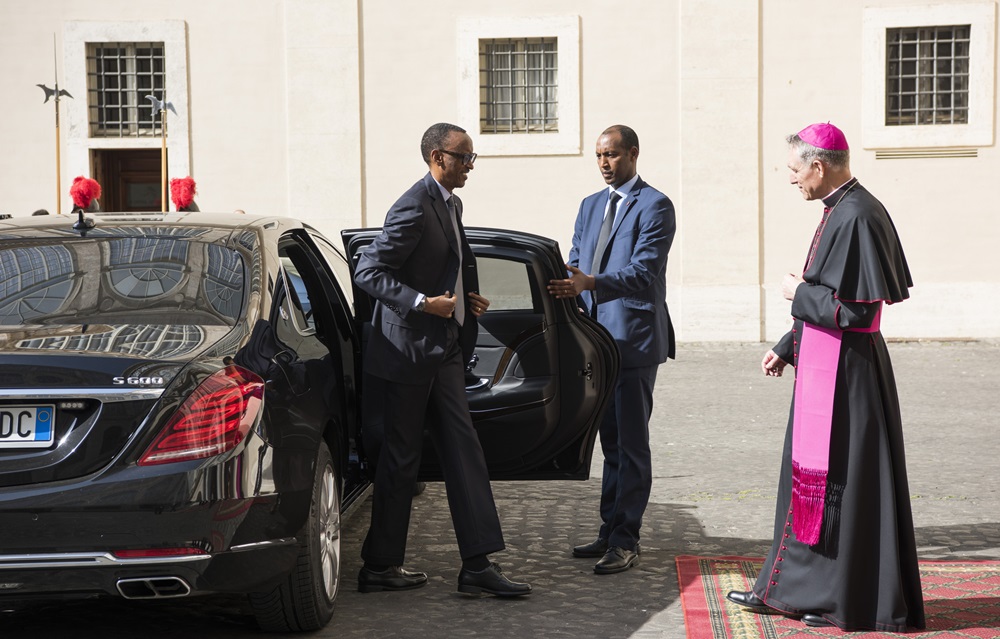 Perezida Kagame agisohoka mu modoka