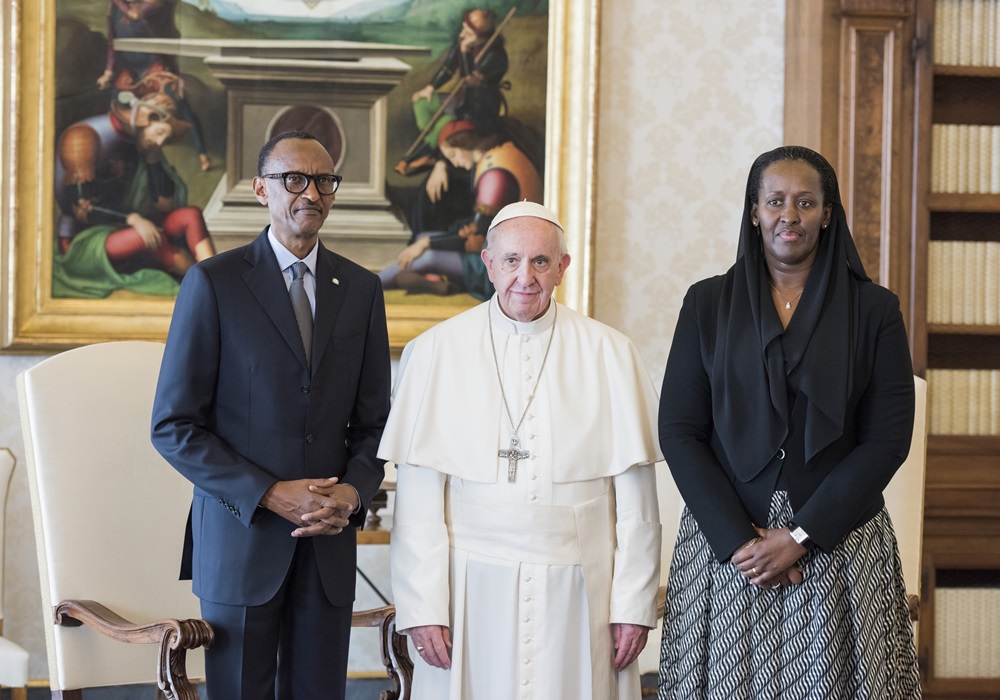 Papa Francis yakiriye Perezida Paul Kagame na Madamu mu Ngoro ye
