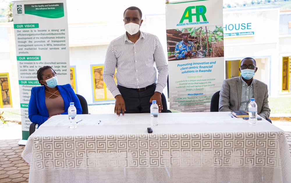 Nkuranga Aimable (uhagaze), Umuyobozi wa AMIR, avuga ko iri koranabuhanga ryari rimaze igihe ritegerejwe