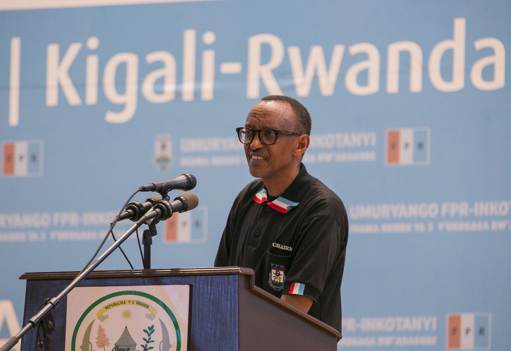 Perezida Kagame yasabye abari bitabiriye iyi nama ko umuco wo kubwira abakobwa bagiye gushyingirwa ko bazahura n’ibibazo ukwiye gucika