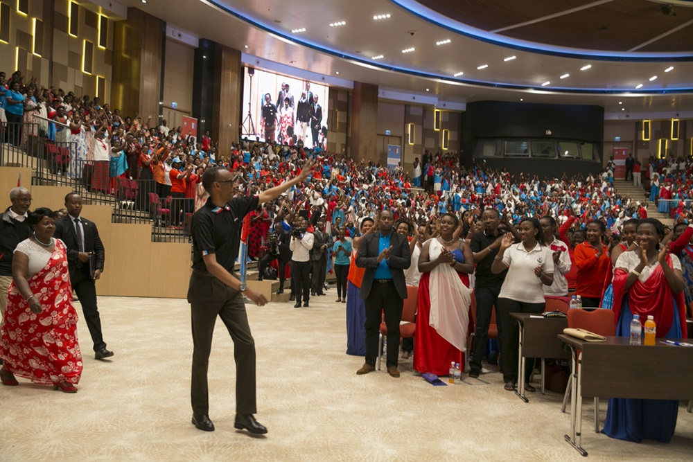 Perezida Kagame asuhuza abitabiriye iyi nama muri Kigali Convention Centre