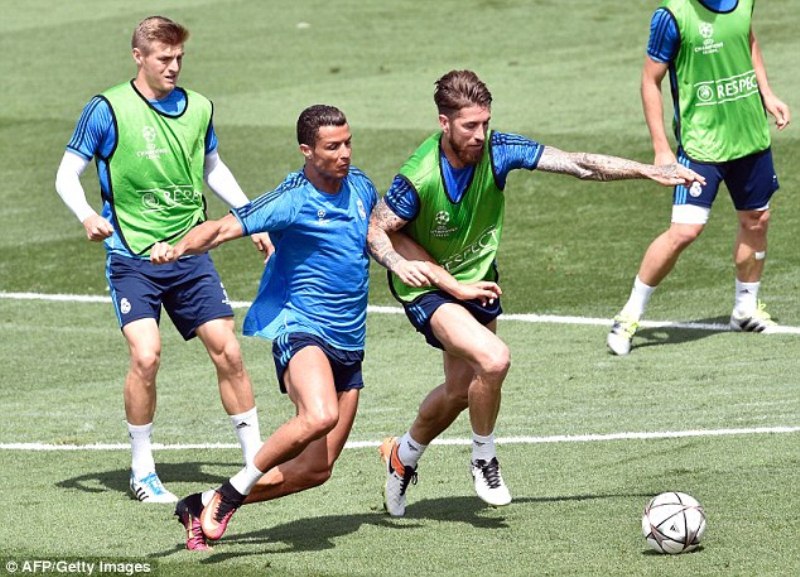 Ramos mu myitozo arwanira umupira na Cristiano Ronaldo