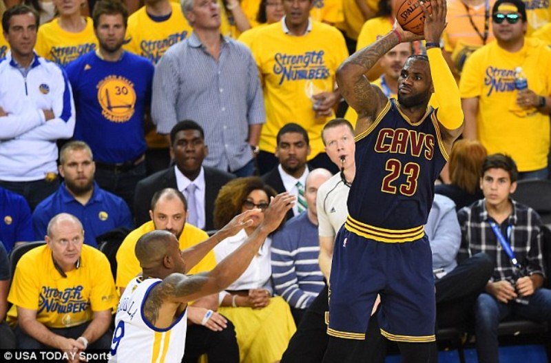 Lebron James yananiwe gufasha Cleveland gutsinda umukino wa mbere