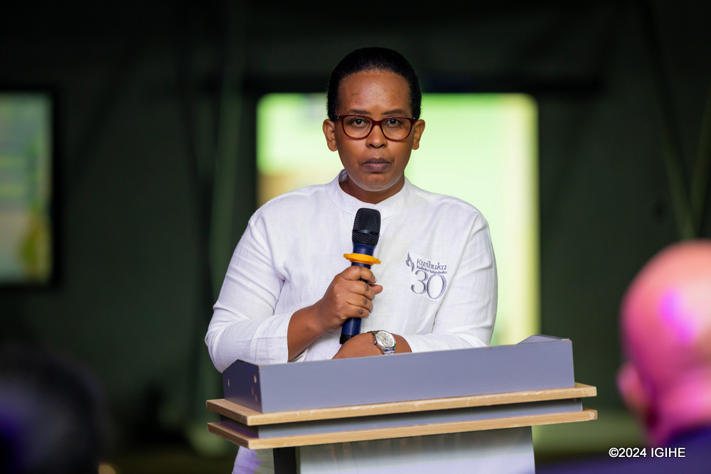 Umuyobozi Nshingwabikorwa Wungirije w'Akarere ka Kicukiro, Monique Huss yasabye urubyiruko rwo mu Ivuriro rya Legacy Clinics, kwiga amateka ubundi bakajya kunyomoza abakomeje kuyagoreka nkana