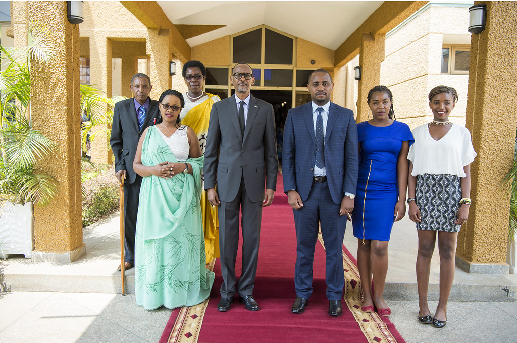 Uwihanganye hamwe n'umuryango we mu ifoto y'urwibutso na Perezida Kagame