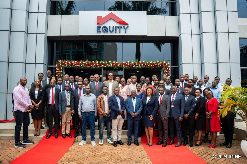 Abayobozi n'abakozi ba Equity Bank bishimiye gutangira umwaka bari mu cyerekezo gishya cyo kurushaho kwaguka kwa banki yabo