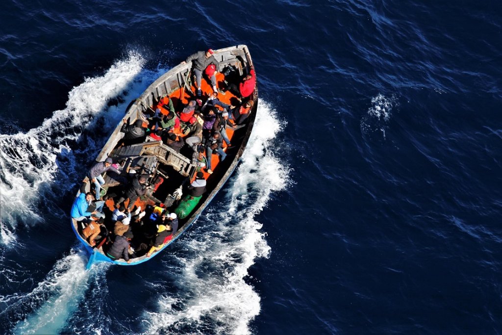 Ubwato bwarimo abimukira bwafotorewe mu bilometero bike buvuye ku Kirwa cya Lampedusa ku wa 19 Gashyantare 2021/Ifoto: Carmelo Sucameli/ANSA