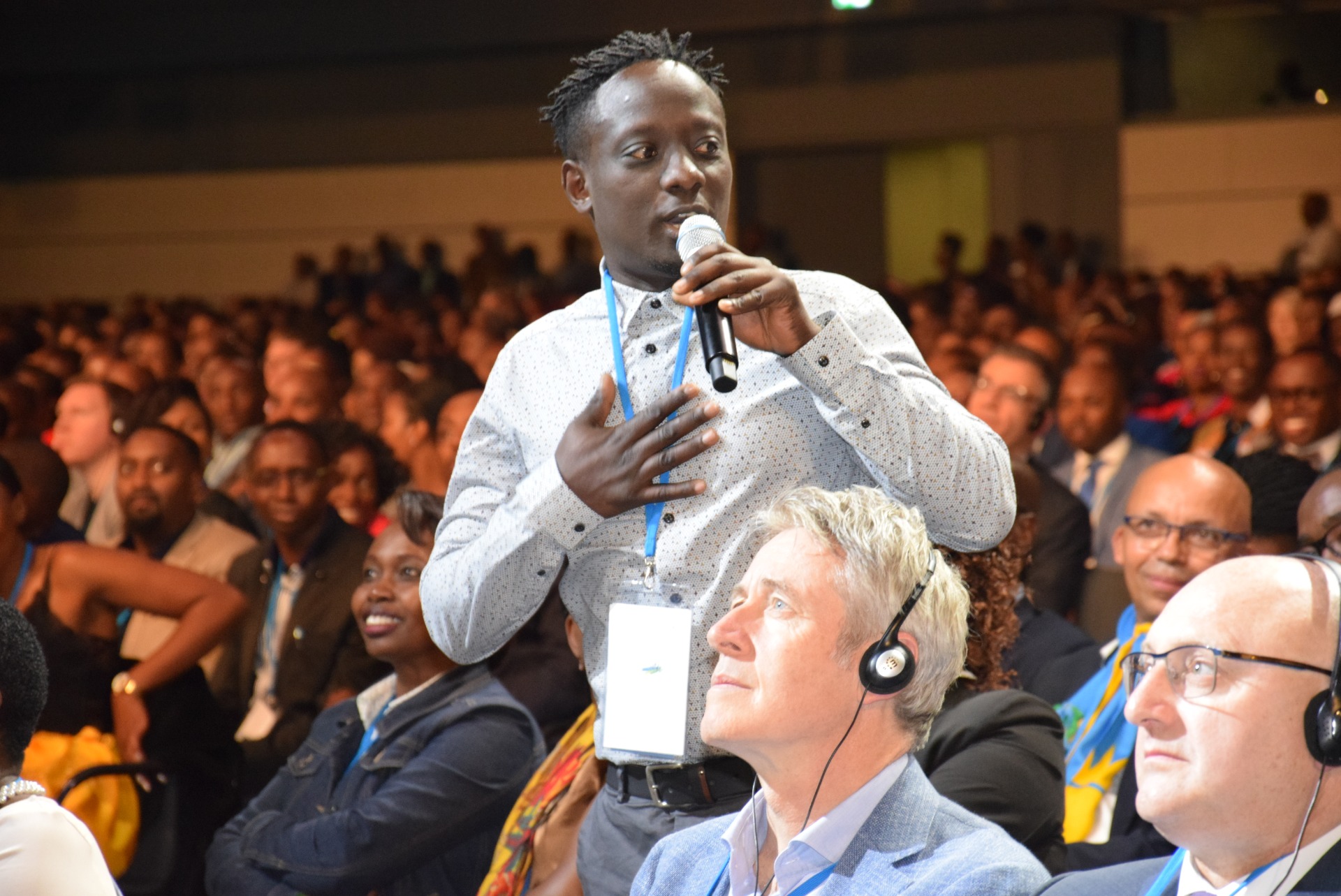 Uhagarariye Diaspora y’Abanyarwanda mu Bubiligi mu gace ka Liège abaza ikibazo Umukuru w’Igihugu