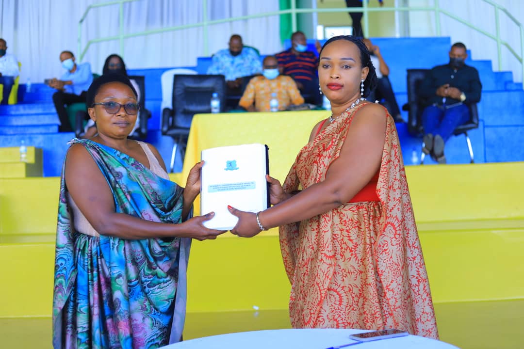 Twizeyeyezu Marie Josée aherezwa ububasha na Kabanyana Assoumpta (iburyo) wari uhagarariye Umuyobozi wa komite icyuye igihe Teddy Gacinya