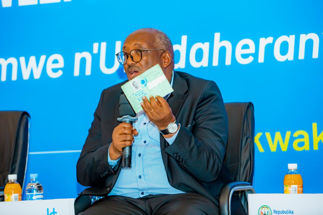 Senateri Duaingizemungu yagaragaje indangamuntu ya kera n’uburyo yari irimo amoko asaba abakiri bato kwirinda ibyabacamo amacakubiri