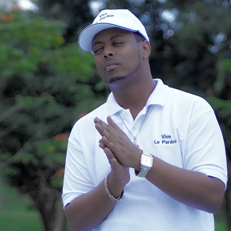 Kizito Mihigo yakoze mu nganzo ashimangira ibyiza byo gutanga imbabazi