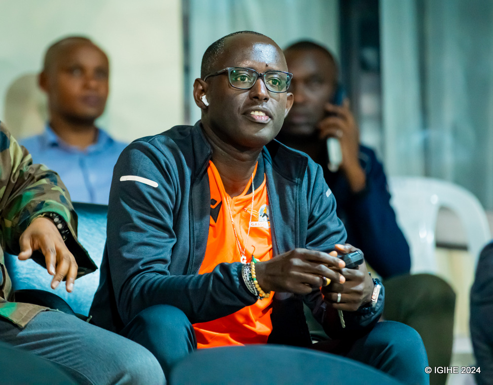 Rurangayire Guy wahoze ari Umuyobozi wa Siporo muri Minisiteri ya Siporo yaje kureba uyu mukino yambaye umupira w'Urubambyingwe ndetse yicaye iruhande rwa KNC