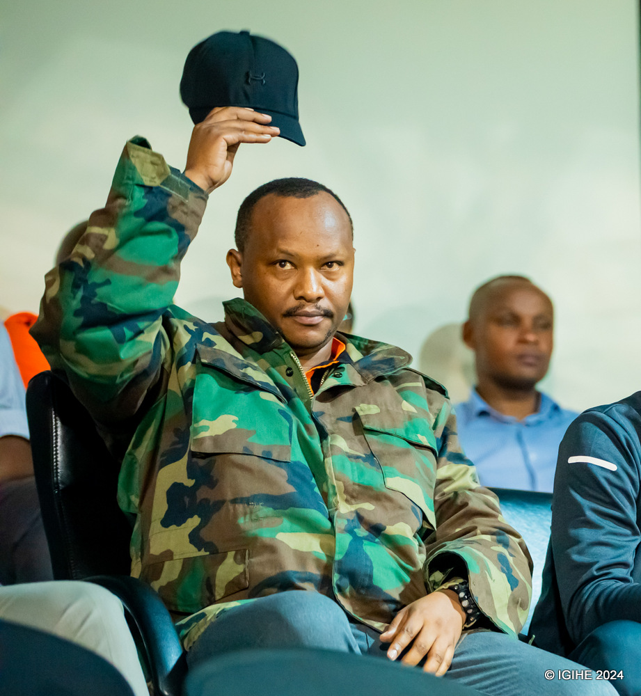 Perezida wa Gasogi United, Kakooza Nkuliza Charles 'KNC' yiyambura ingofero mu minota ya nyuma y'umukino