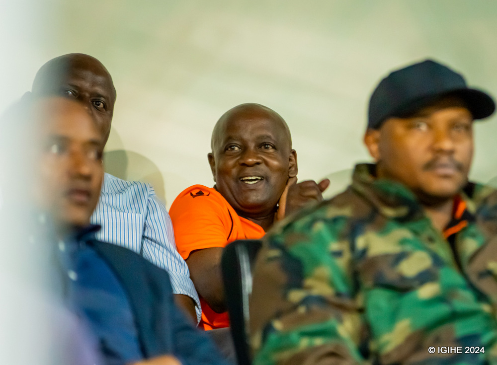 Umuyobozi w'Abafana ba Gasogi United 'Urubambyingwe' ku Isi, Mutabaruka Angelbert yasabwe n'ibyishimo ubwo umukino wari ugiye muri penaliti