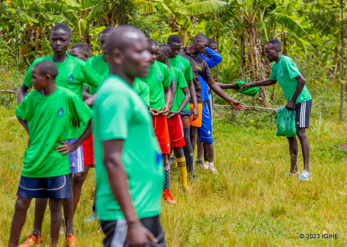 Umutoza wa Ruli Football Academy, Byiringiro Jean Paul aha imyambaro abakinnyi ba Ruli Football Academy