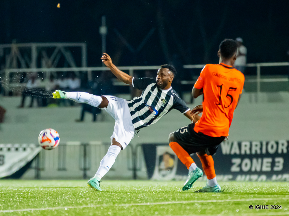 Mugisha Gilbert wa APR FC agerageza gutera ishoti mu izamu rya Dauda Ibrahim Bareli ufatira Gasogi United