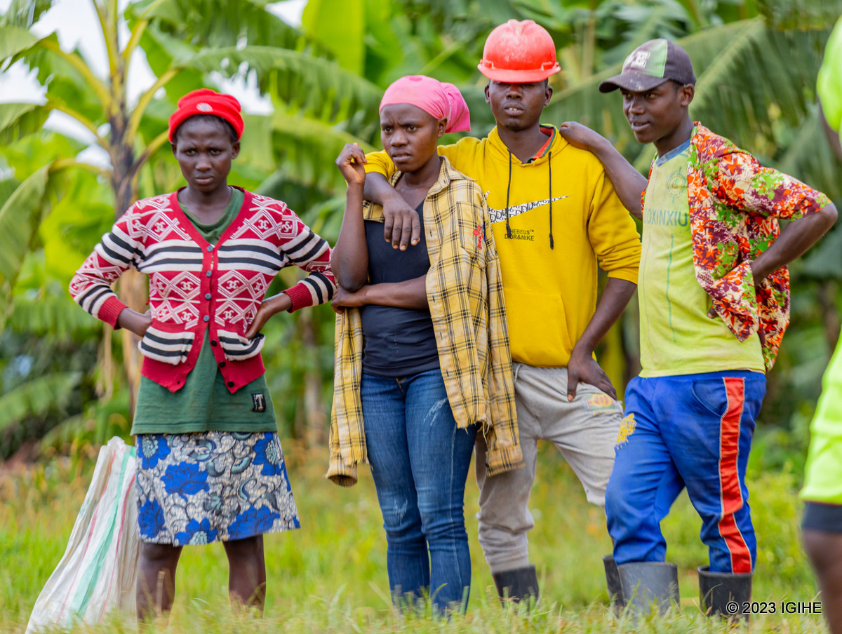 Abaturage batuye aka gace baje kwihera ijisho bamwe mu nshuti zabo ziconga ruhago