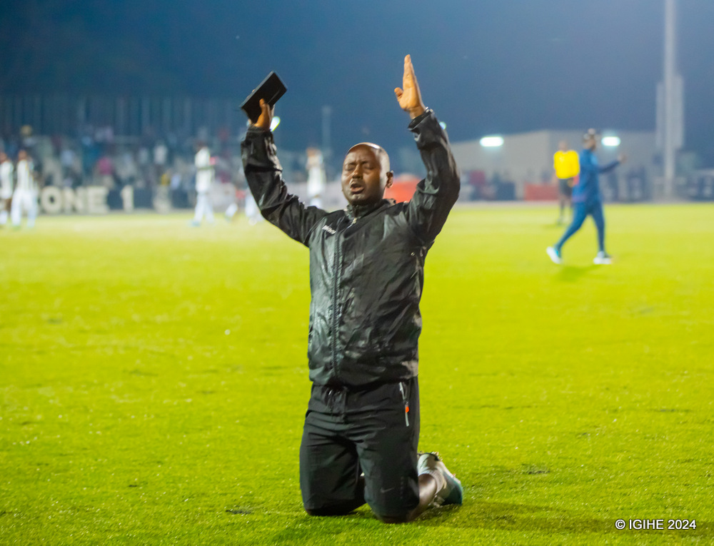 Umutoza w'Abanyezamu ba Gasogi United, Maniraguha Claude yapfukamye atunga amaboko mu bicu ashimira Imana yabafashije gusezerera APR FC