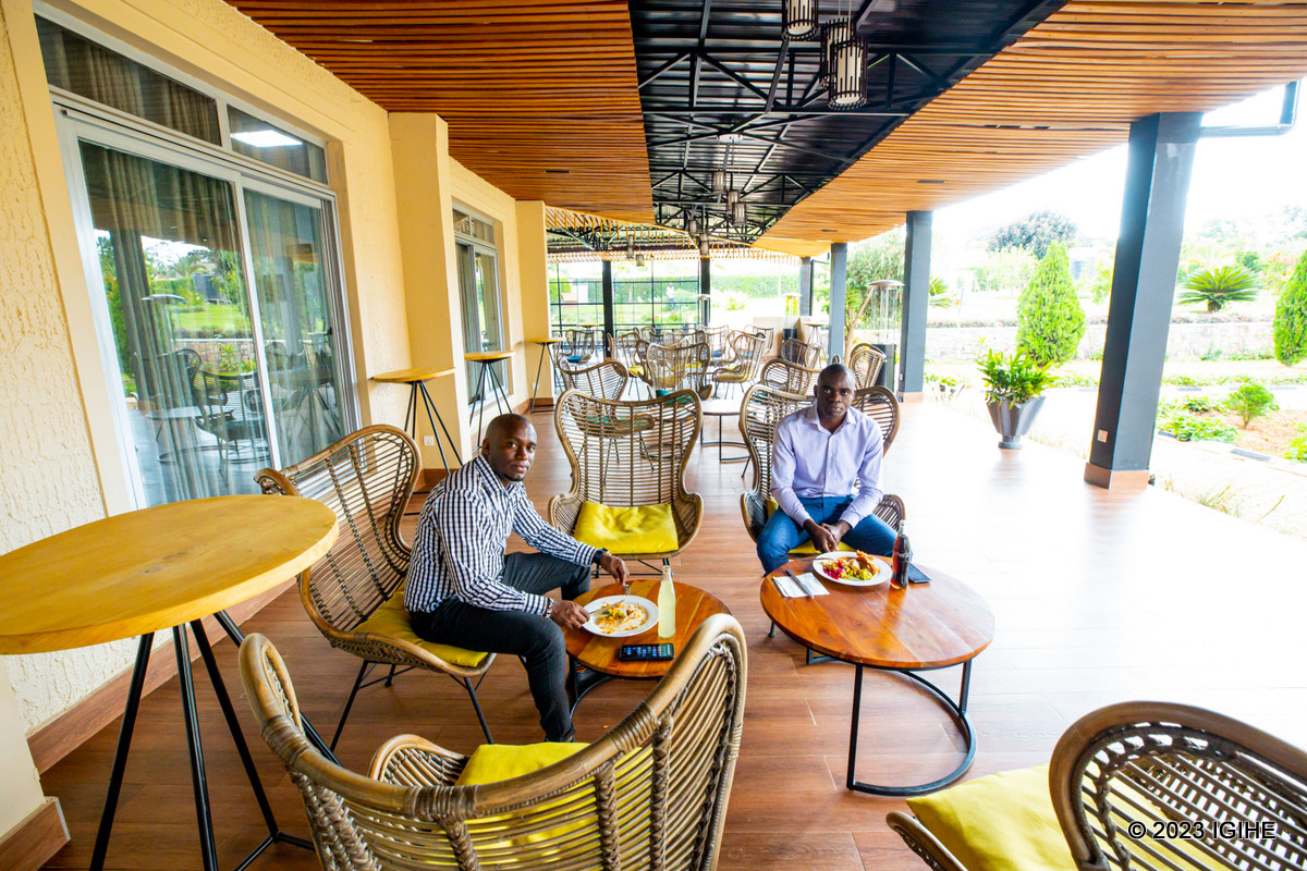 Abafana bizihiwe n'uko serivisi zitangirwa muri iyi hoteli zavuguruwe