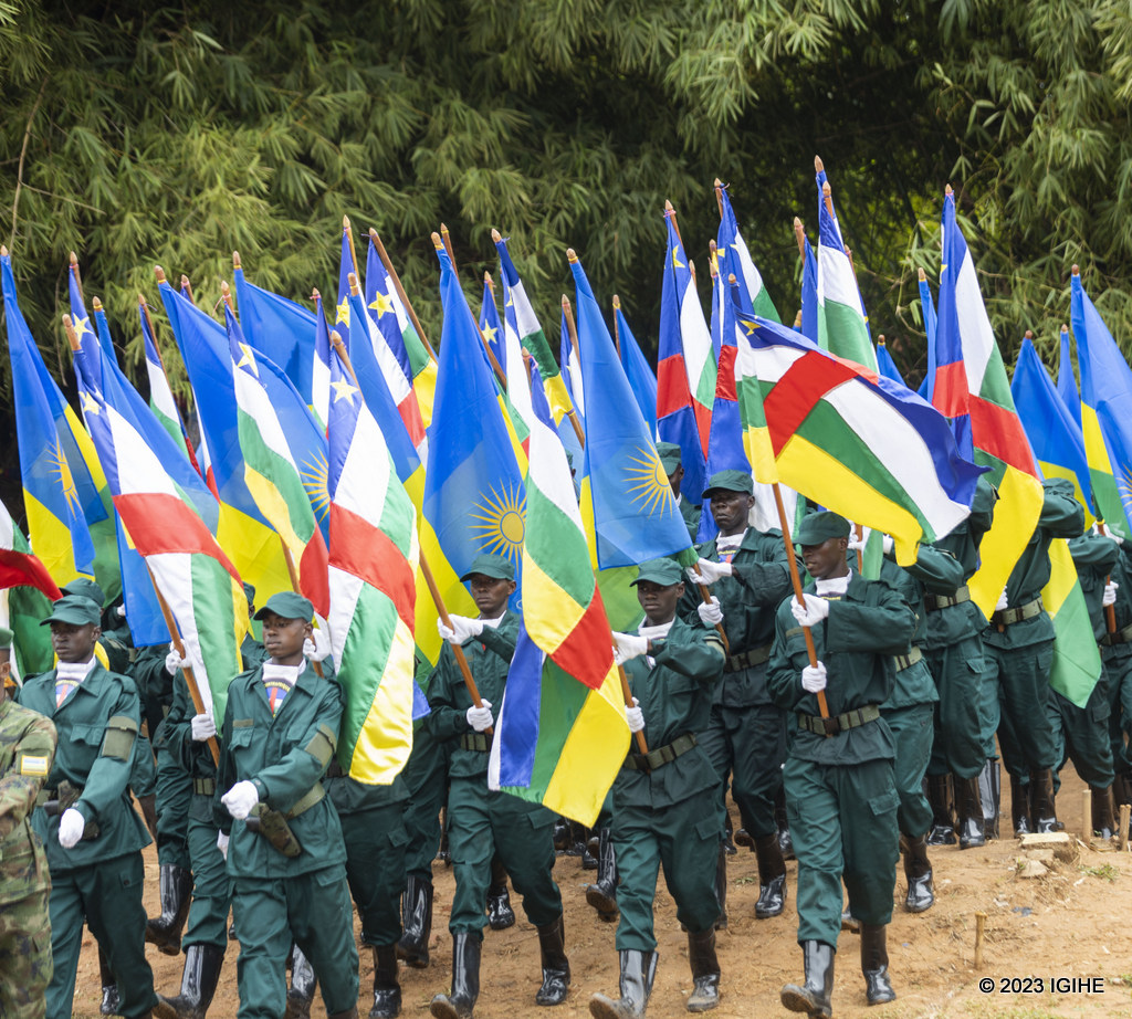 Bakoze akarasisi bafite amabendera y'u Rwanda hamwe n'aya Centrafrique