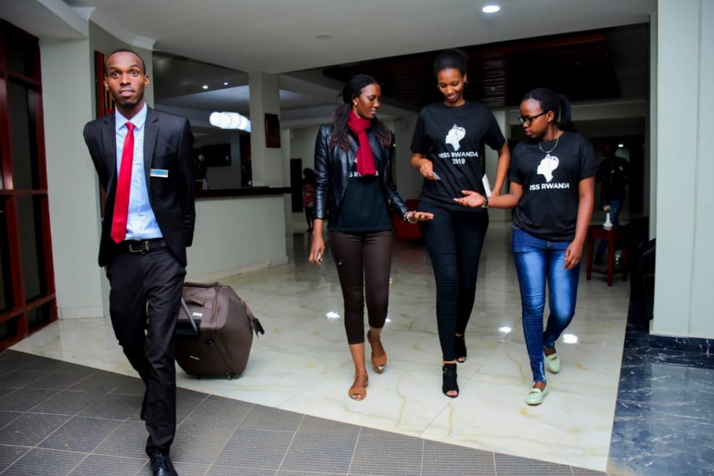 Abakozi ba Hotel nibo bamutwaje ibikapu bamugeza ahari imodoka yamucyuye