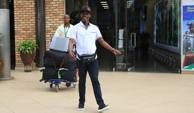 Ku wa 24 Gicurasi 2019, Prophet Sultan Eric ubwo yageraga i Kanombe avuye muri Amerika. Yari akenyeye agakapu (waist bag), yambaye ingofero n’amataratara bisanzwe bimenyerewe nk'imyambaro y'ibyamamare
