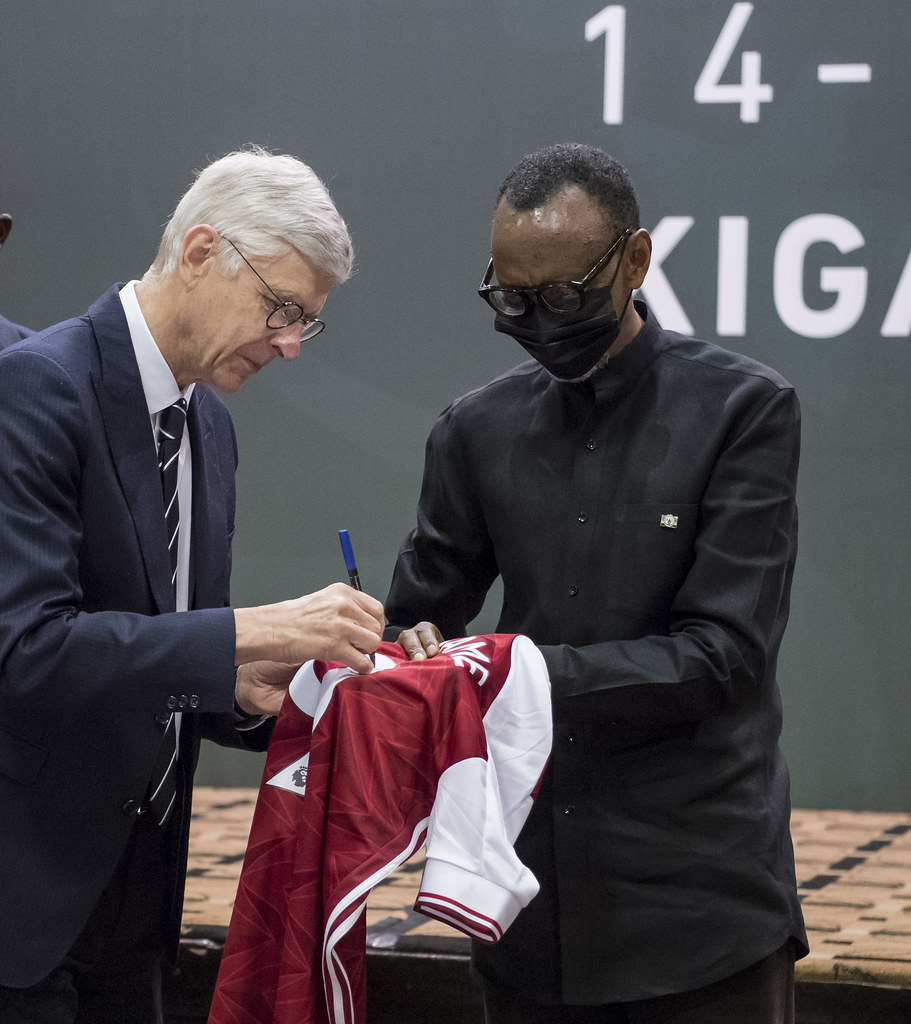 Perezida Kagame yahawe umupira wa Arsenal na Arsene Wenger watoje iyi kipe mu gihe cy'imyaka 22