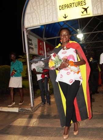 Ellah akigera i Entebbe ku kibuga cy'indege