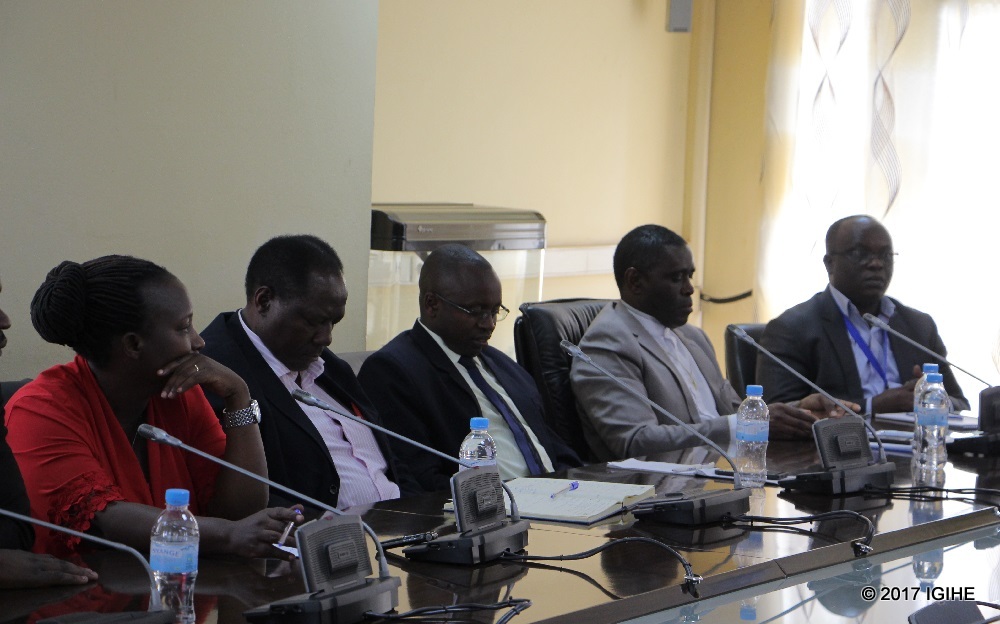 Batatu bicaye hagati nabo bari bahagarariye INES Ruhengeri yafunguriwe amashami abiri muri ane yari yafunzwe
