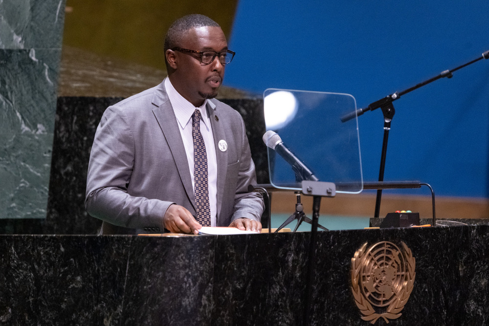Claver Irakoze yasangije abitabiriye ibikorwa byo kwibuka ku nshuro ya 30 Jenoside yakorewe Abatutsi byabereye ku cyicaro cya Loni, uko mu 1994 mu Rwanda byari bimeze