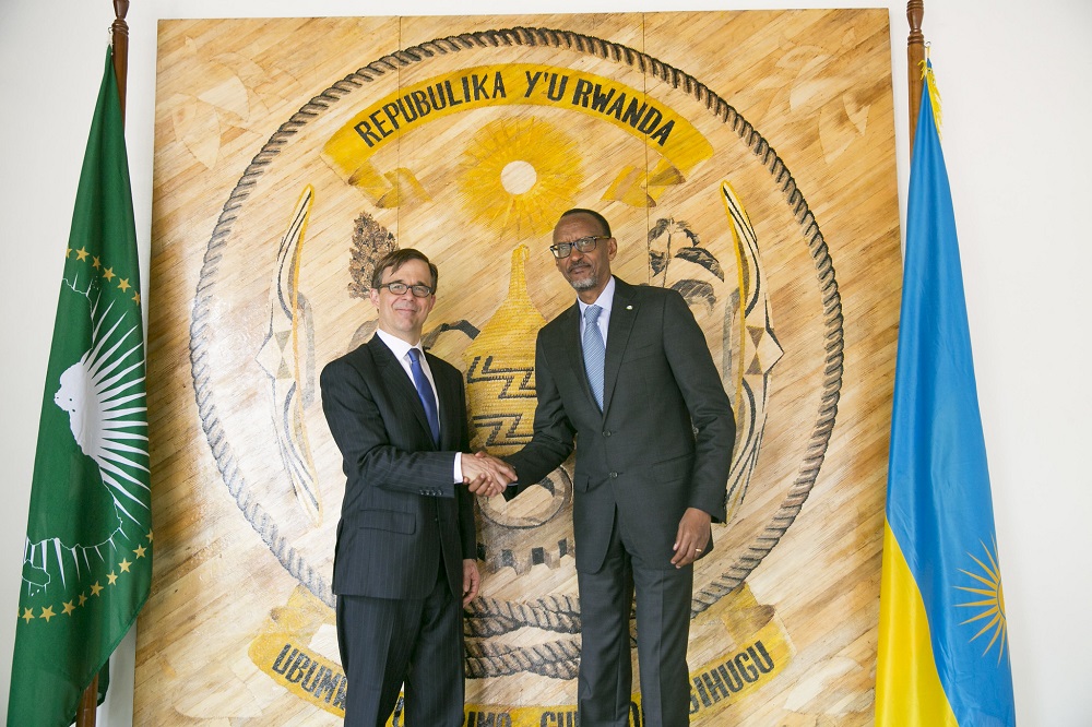 Peter Vrooman ubwo yashyikirizaga Perezida Kagame impapuro zimwemerera guhagararira igihugu cye mu Rwanda