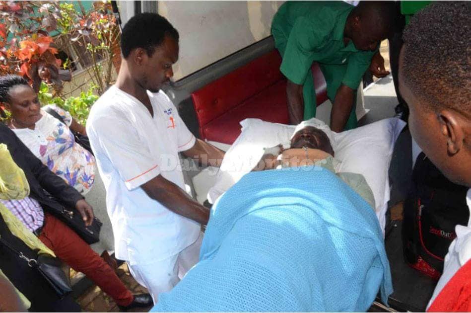 Depite Zaake umaze igihe arembye yageze ku kibuga cy'indege abapolisi baramufata bahamufungira amasaha agera muri atanu