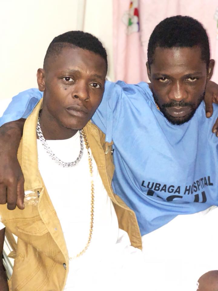 Chameleone yasuye Bobi Wine mu bitaro mbere y'amasaha make ngo ajye kuvurirwa hanze