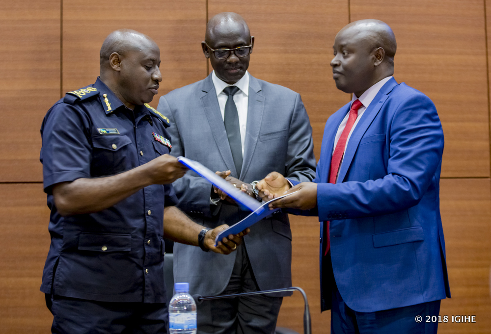 Umuhango w’ihererekanya bubasha hagati ya Polisi na RIB wayobowe na Minisitiri w’Ubutabera, Busingye Johnson (Hagati)