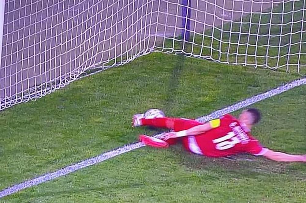 Stefan Mitrović yihutiye gukura umupira mu izamu nubwo wari warenze umurongo