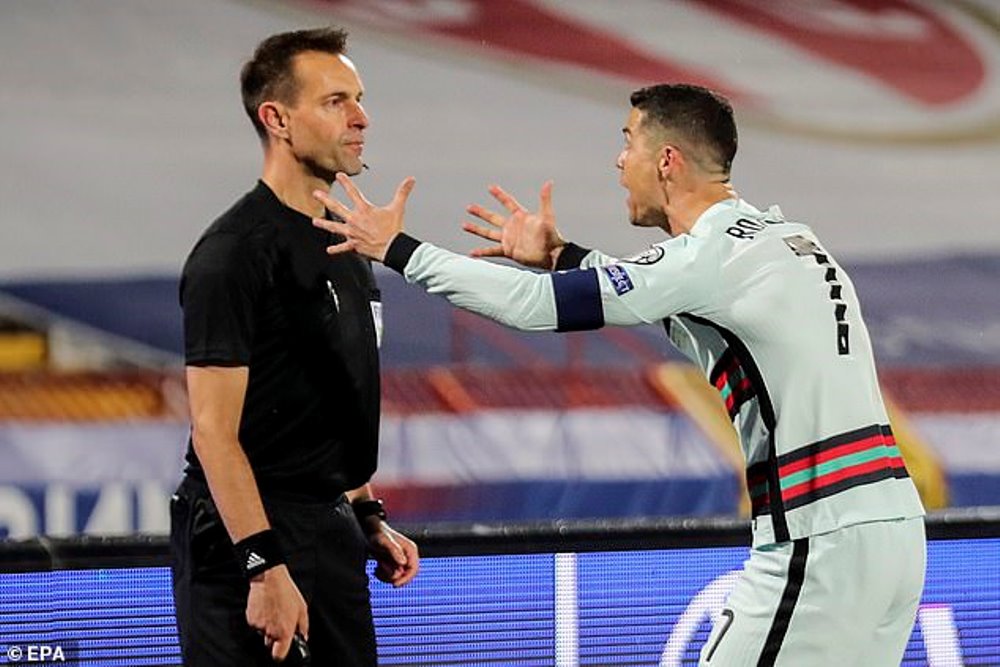 Ronaldo yagiye kuburana ku musifuzi amubwira ko umupira wari warenze umurongo