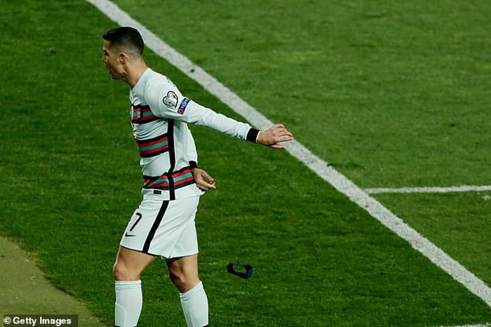 Cristiano Ronaldo wahawe ikarita y'umuhondo, yakuyemo igitambaro cya kapiteni agikubita hasi